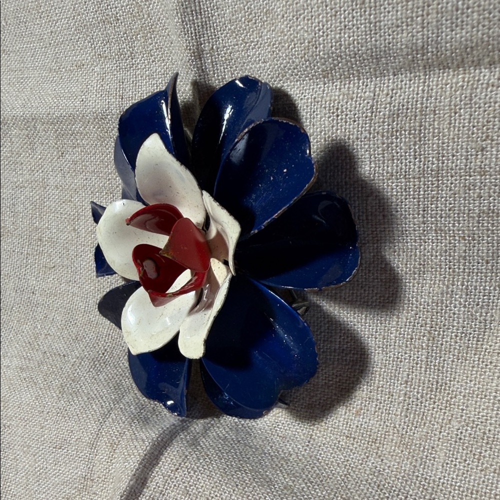 Patriotic Blue, White & Red Enamel Flower Power Brooch. WA550 - Picture 3 of 4